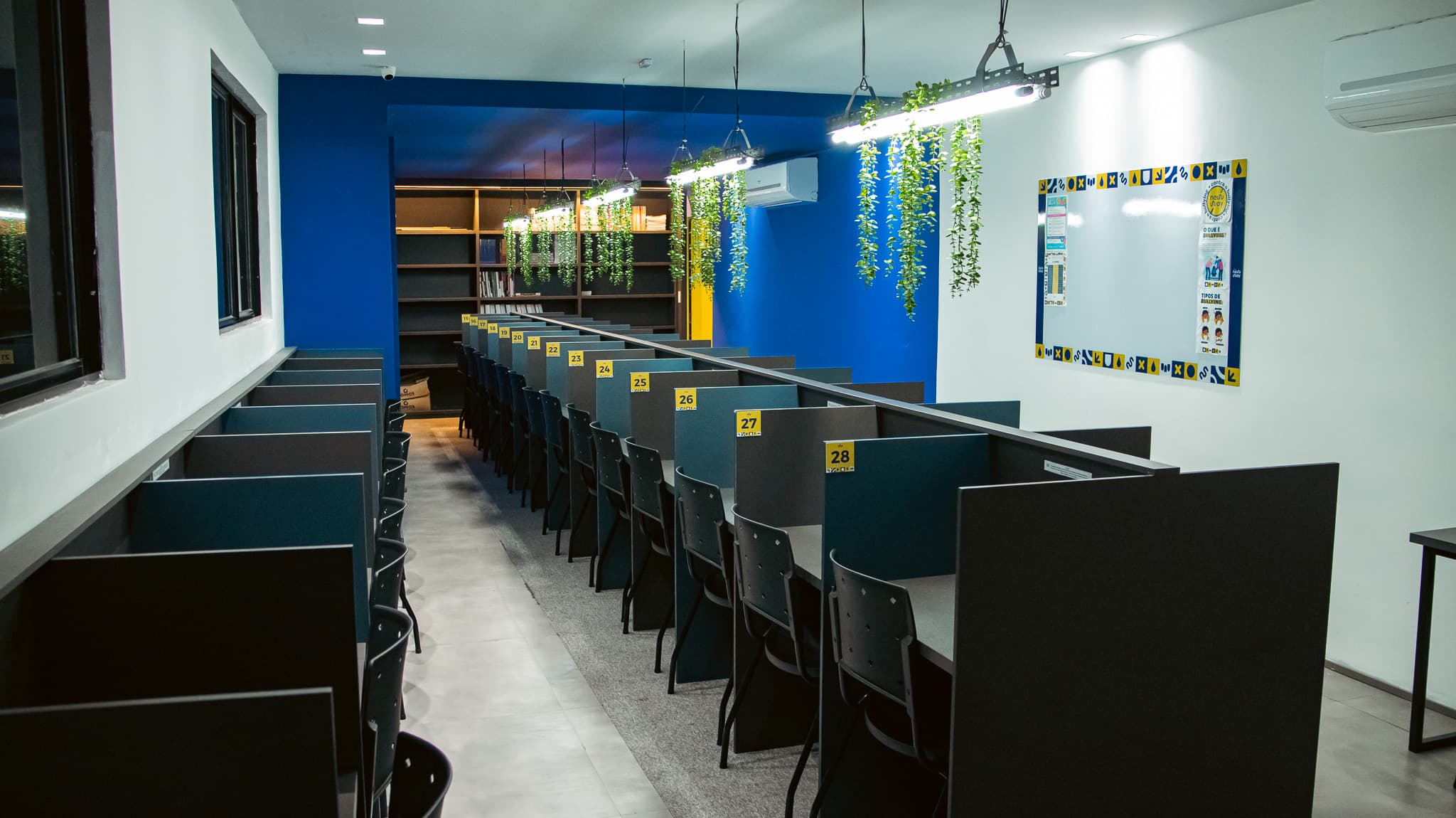 Biblioteca moderna com baias de estudo individual